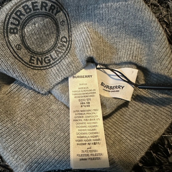 Authentic BNWT Burberry cashmere tuque. - Picture 3 of 4
